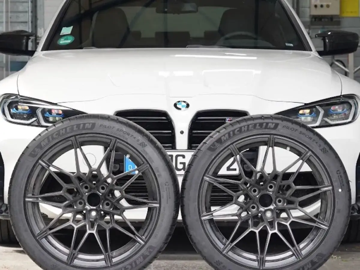 Due cerchi in lega neri con pneumatici Michelin Pilot Sport 4S, gomme primo equipaggiamento per una BMW bianca.
