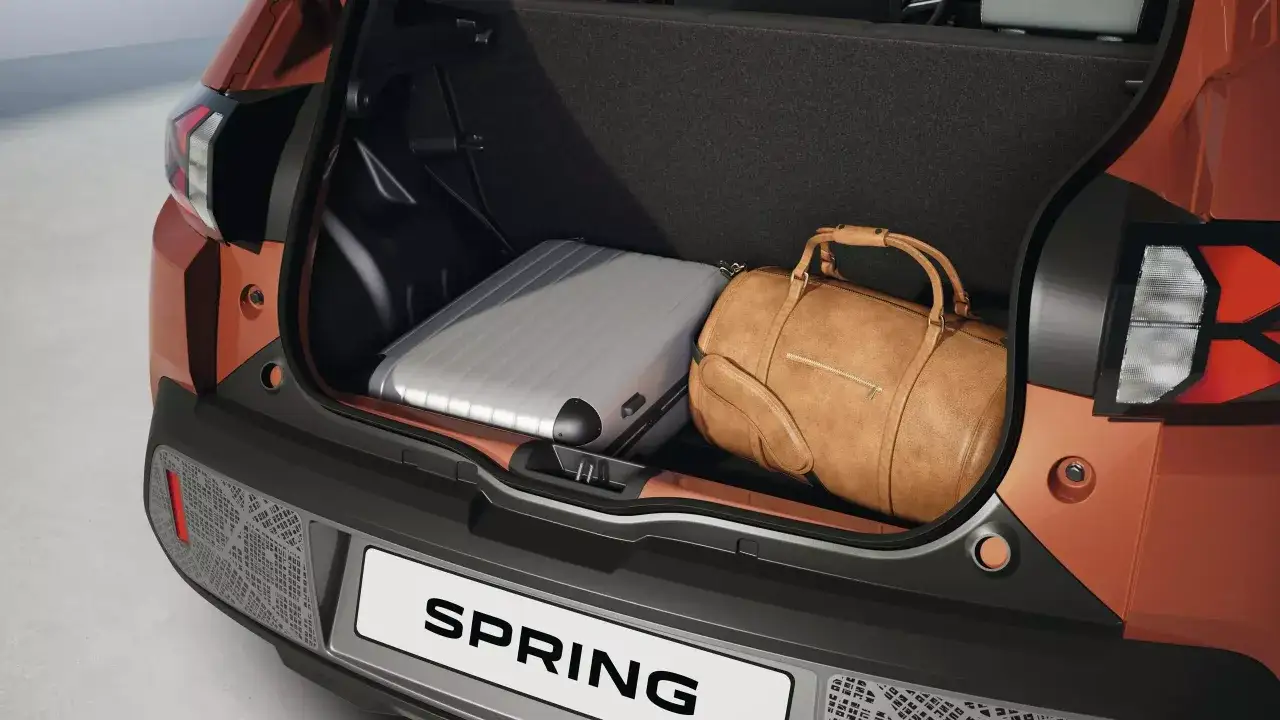 Bagażnik Dacia Spring Electric mieści walizkę i torbę podróżną.