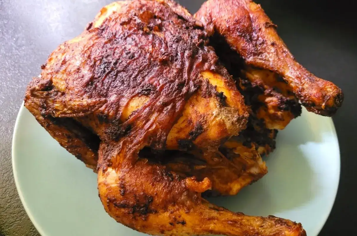 Złocisty, chrupiący kurczak pieczony w airfryer. Idealny na obiad, smakuje wyśmienicie!