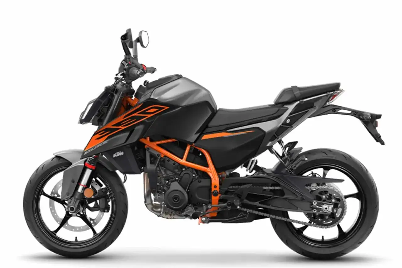 KTM 125 Duke, una moto deportiva con potencia máxima A2, diseño agresivo en negro y naranja, lista para la aventura.