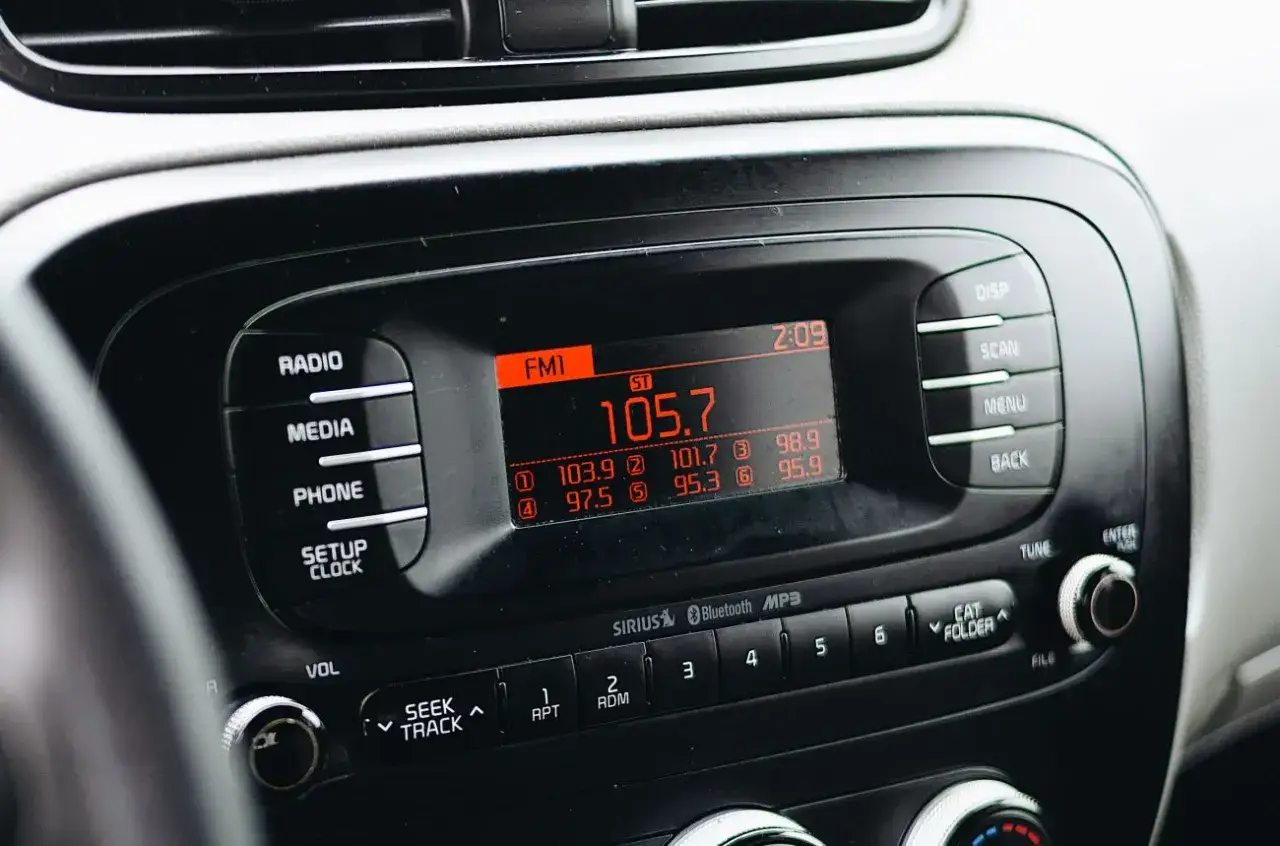Radio samochodowe z wyświetlaczem pokazującym częstotliwość 105.7 FM. Idealne ustawienie dla transmitera, by cieszyć się ulubioną muzyką.