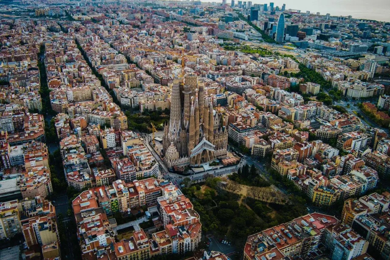 Widok z lotu ptaka na Barcelonę, z Sagradą Familią w centrum. Idealny plan na zwiedzanie Barcelony w trzy dni.