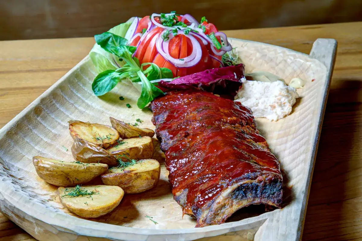Żeberka w sosie BBQ z pieczonymi ziemniakami i sałatką. Prawdziwa uczta w karczmie regionalnej 
