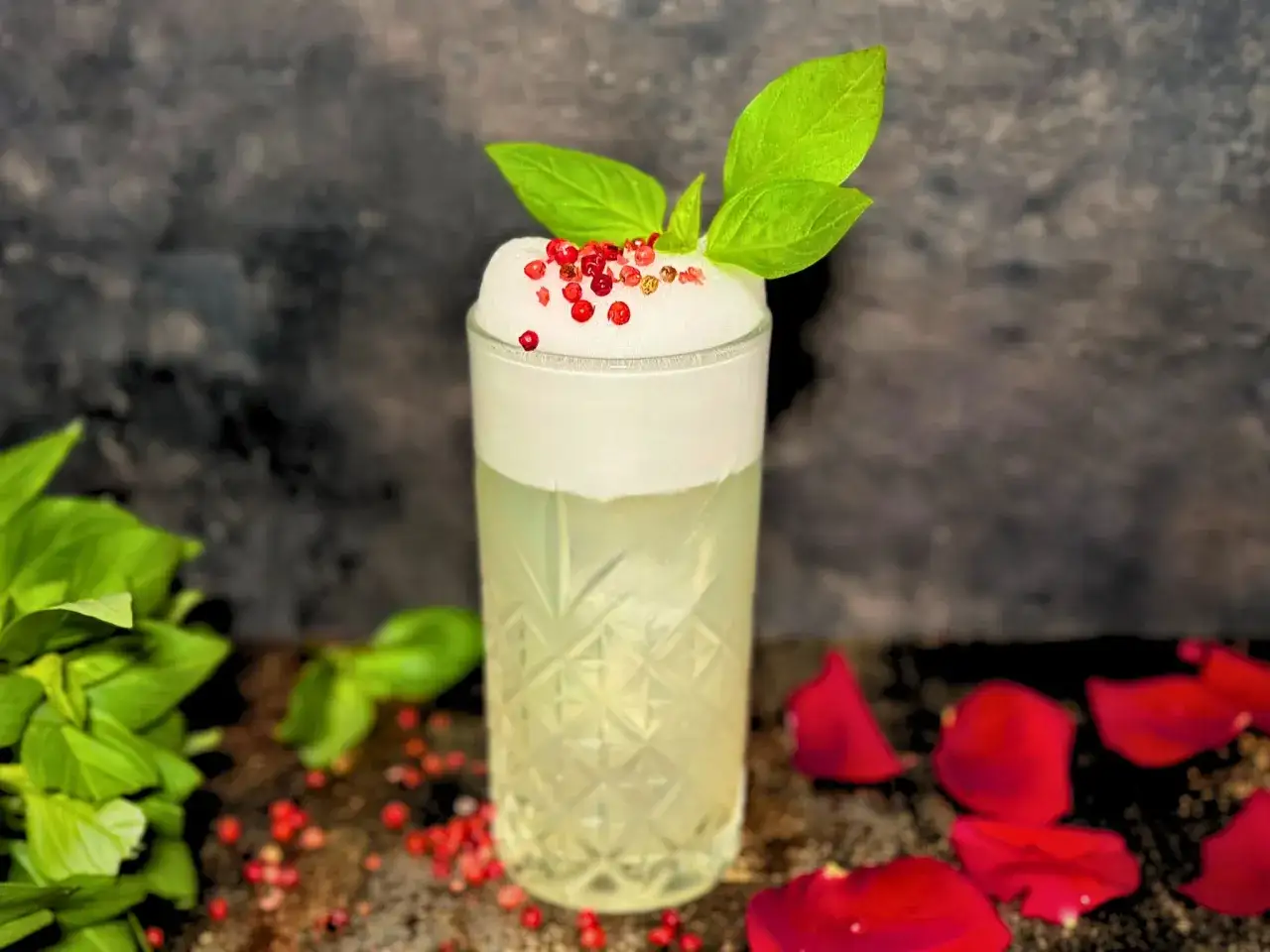 Orzeźwiający drink z ginem, pianką i bazylią. Idealny, gdy zastanawiasz się, jak zrobić syrop z chmielu do drinków na bazie ginu.