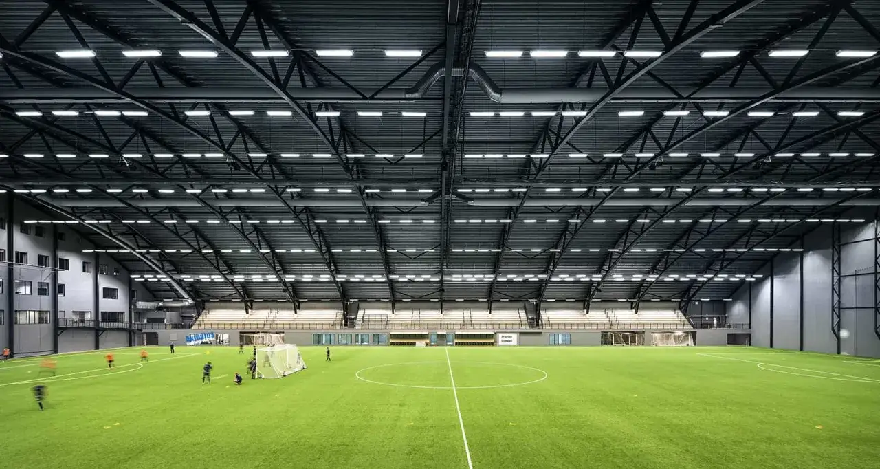 Inomhusfotbollsplan med konstgr&auml;s och l&auml;ktare. Prioritet Serneke Arena &auml;r en modern anl&auml;ggning f&ouml;r tr&auml;ning och matcher.