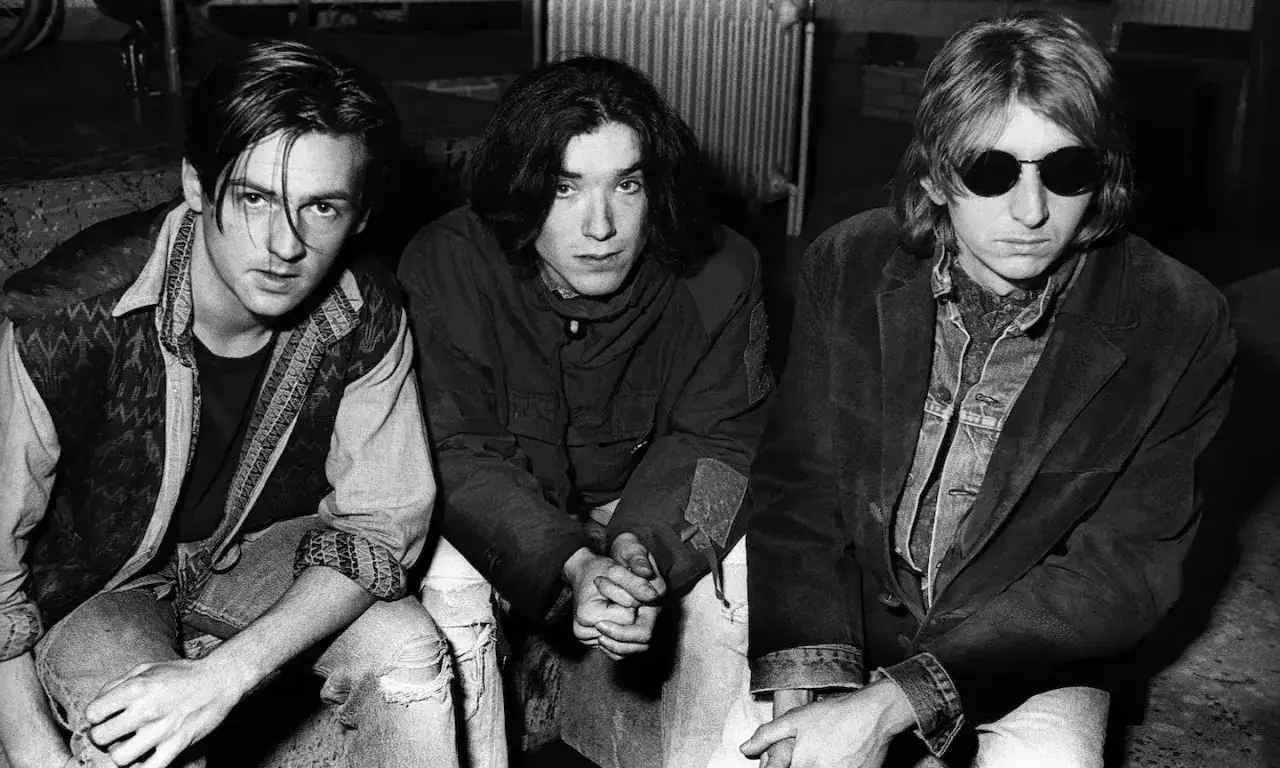 Les membres de Talk Talk, Mark Hollis, Lee Harris et Paul Webb, posent ensemble, un trio iconique du post-punk.