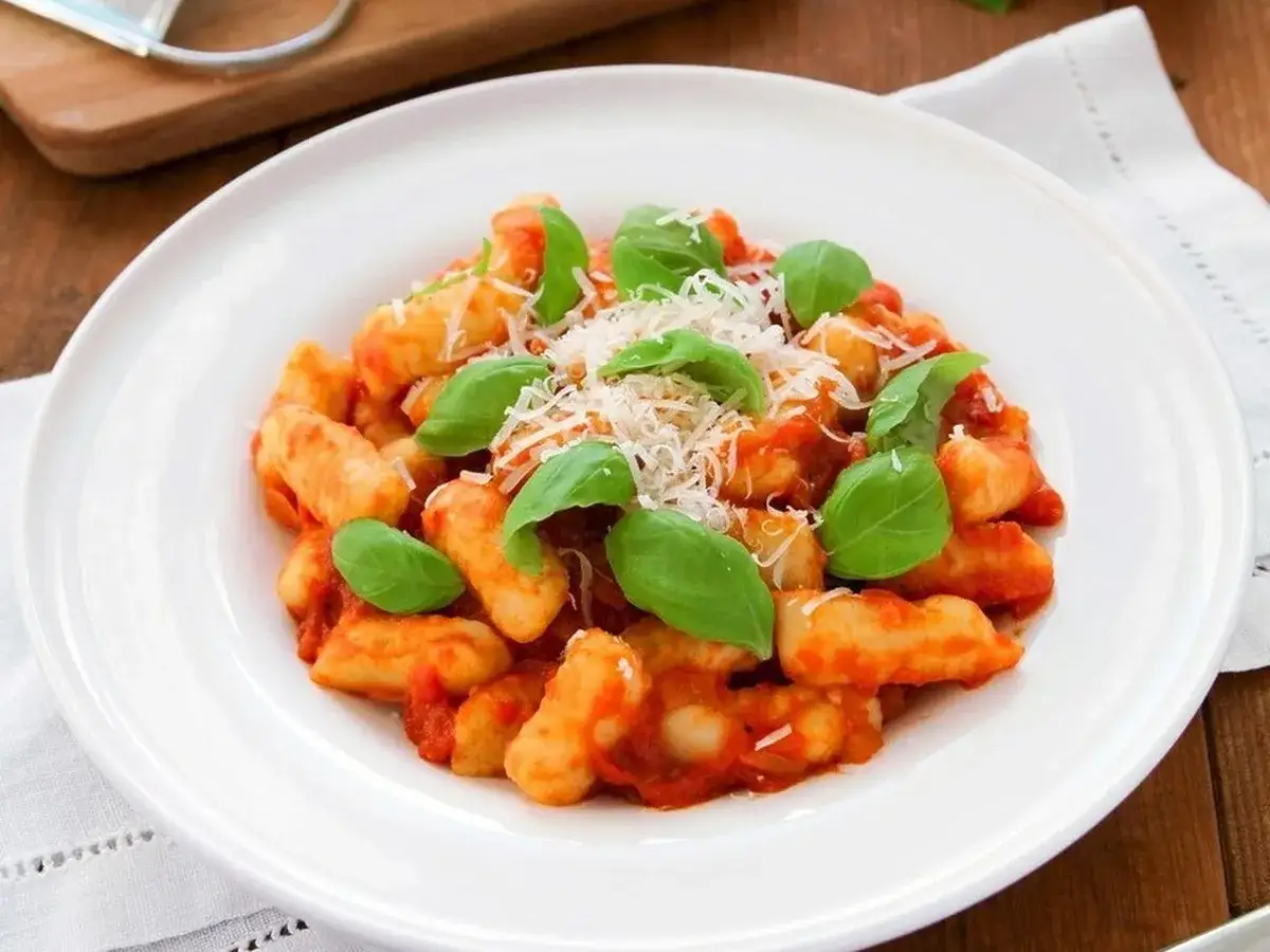 Pyszne gnocchi w sosie pomidorowym z bazylią i parmezanem. Idealny przepis z czym podawać na obiad.
