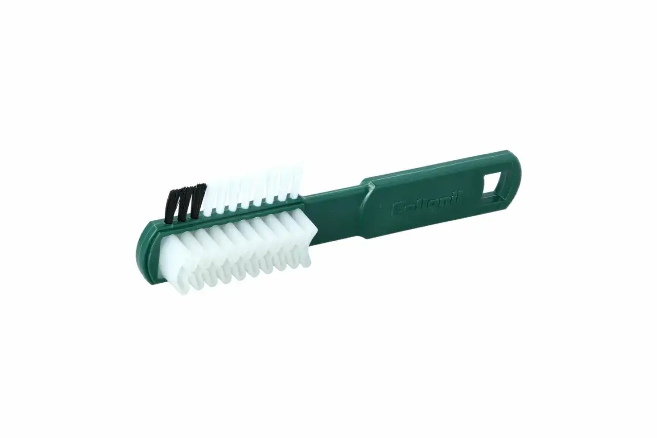 Brosse à deux côtés pour nettoyer et entretenir le nubuck. Peut-on graisser du nubuck ? Cette brosse est idéale pour le nettoyage.