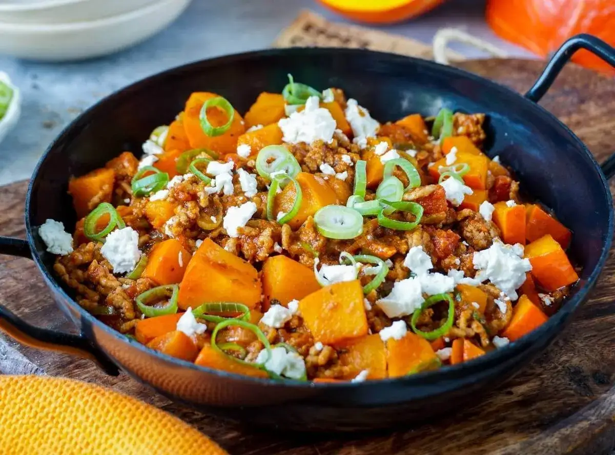 Herzhaftes Gericht mit Kürbiswürfeln, Hackfleisch und Feta. Perfekt für Hokkaido Rezepte im Herbst.