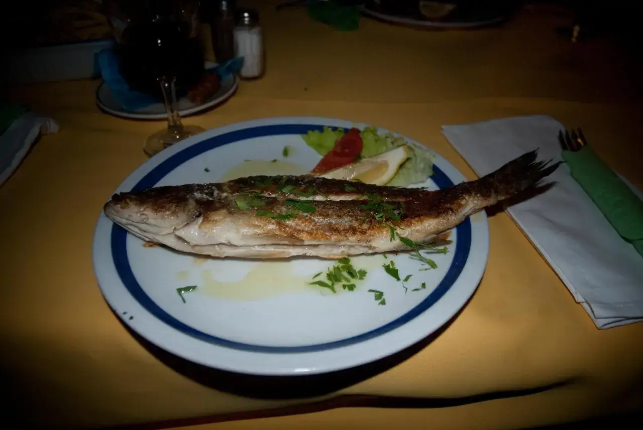 Świeże ryby w restauracji nad morzem