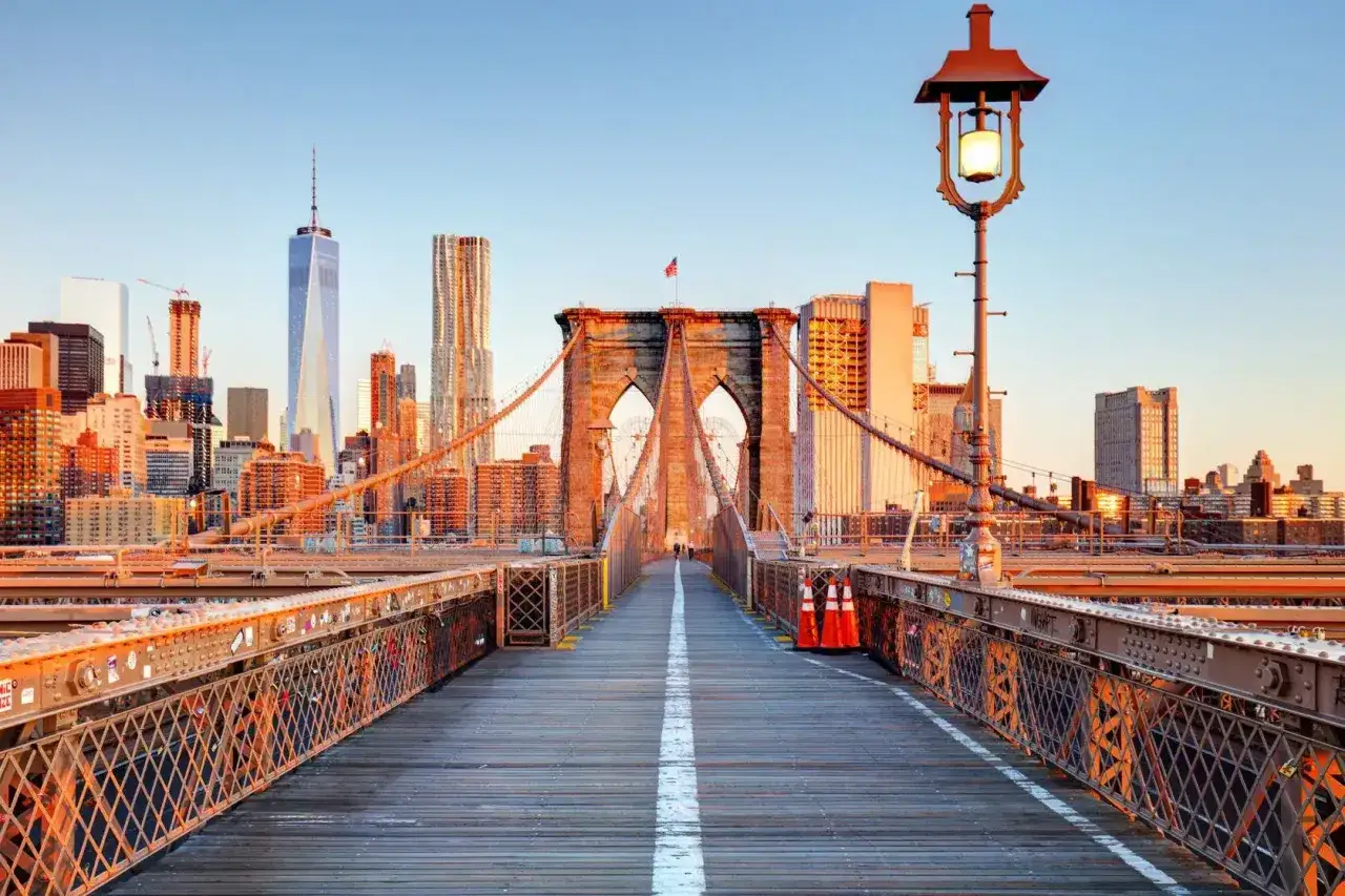 Spacerem po moście Brooklyn, z widokiem na panoramę Manhattanu o wschodzie słońca.
