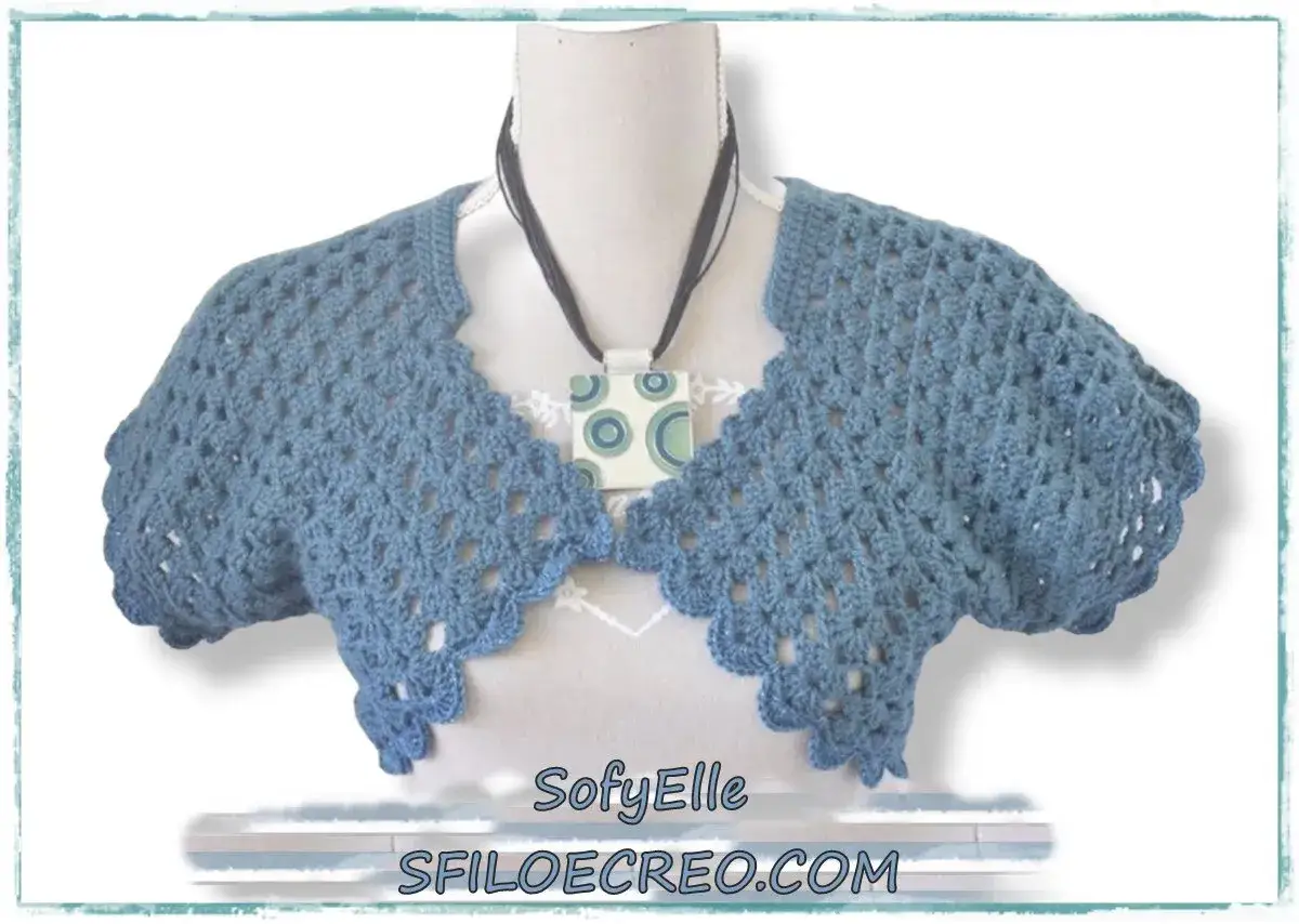 Modelli coprispalle uncinetto schemi gratis: un bolerino azzurro con bordo a onde, perfetto per ogni occasione.