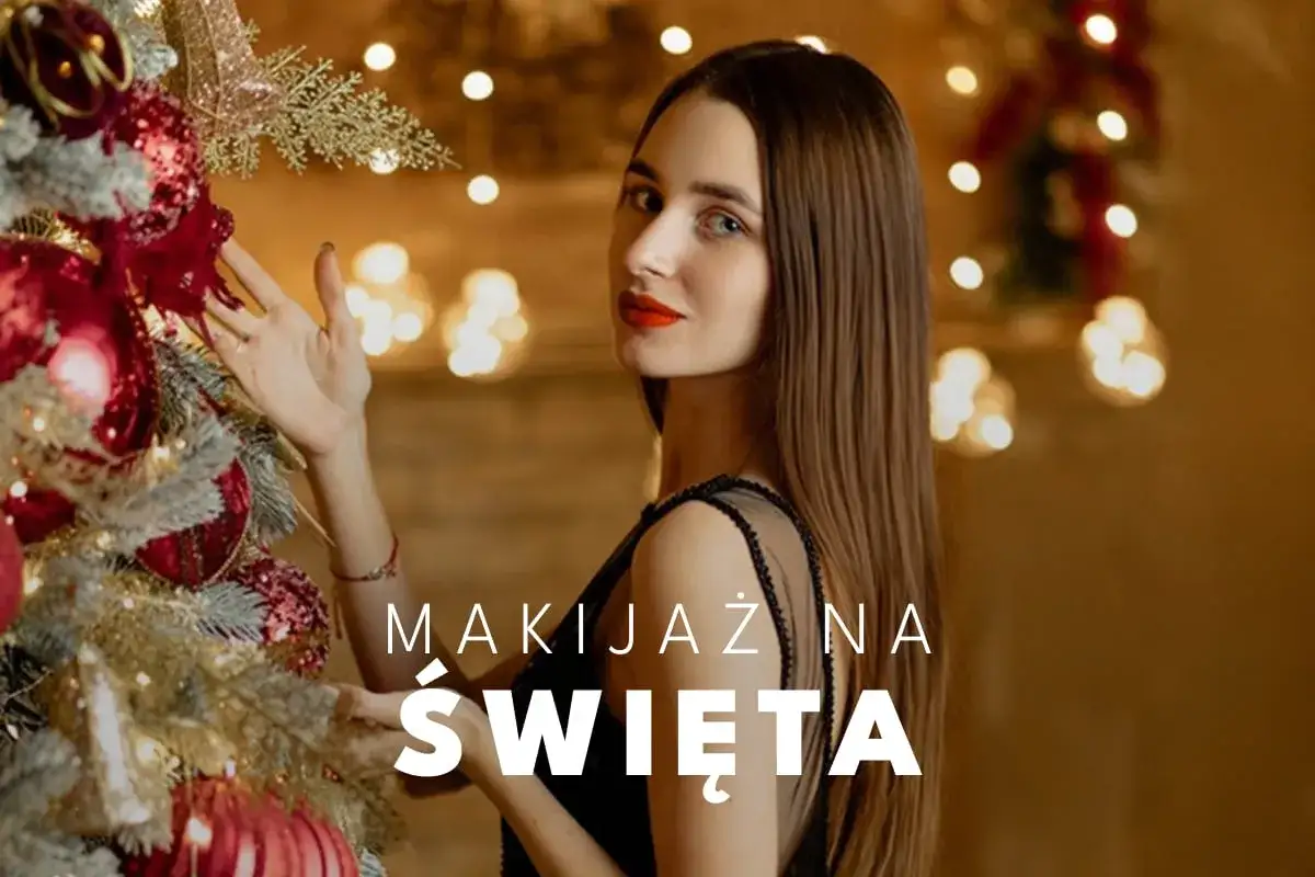 Elegancki makijaż na święta z czerwoną szminką, obok choinki.