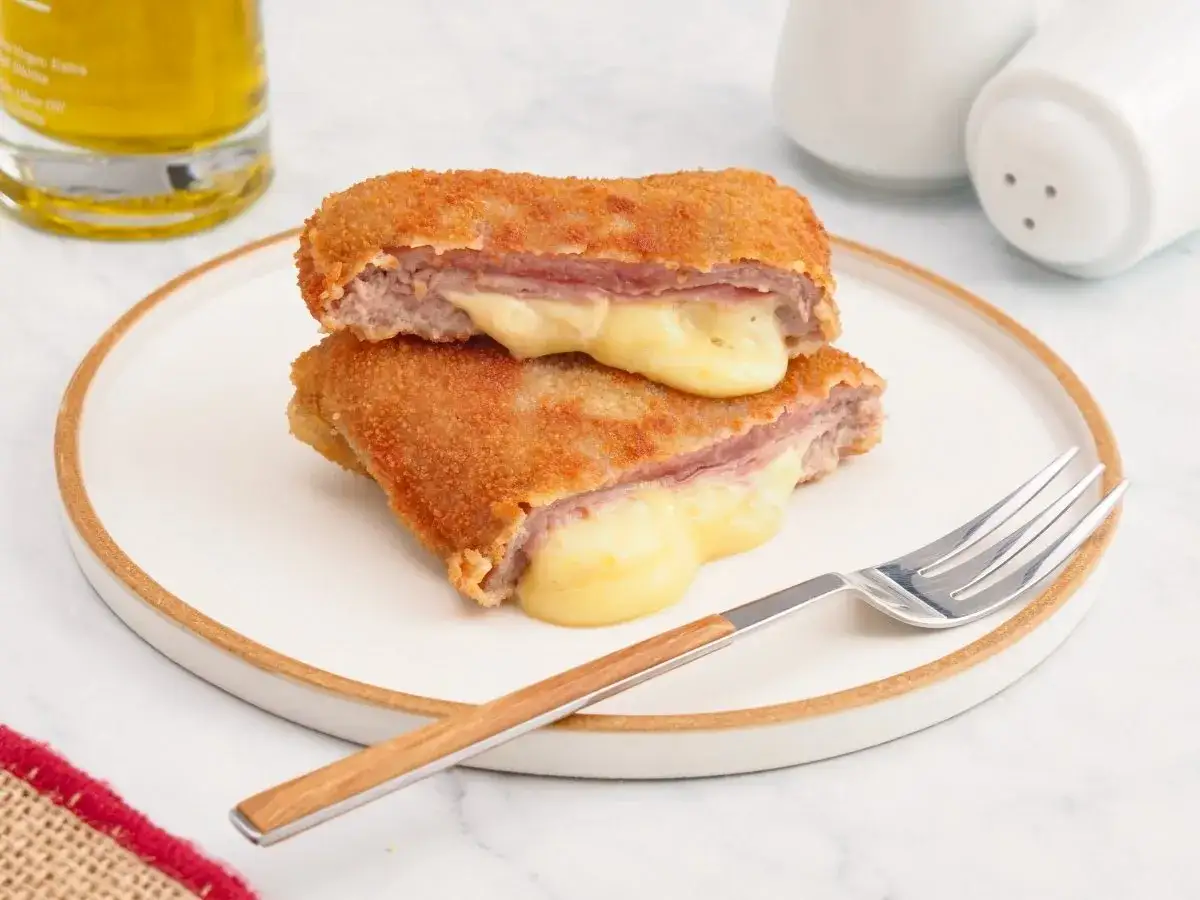Dos deliciosos cordon bleu Francia, crujientes por fuera y con queso fundido desbord&aacute;ndose. Un manjar listo para disfrutar.