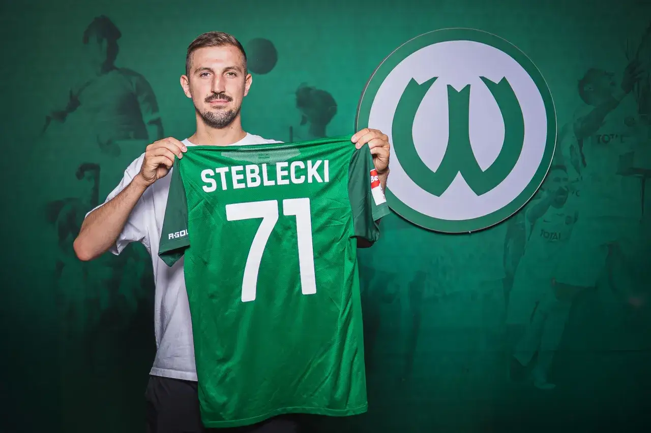 Piłkarz prezentuje zieloną koszulkę z nazwiskiem Steblecki i numerem 71. Wzmocnienia dla Warty Poznań.