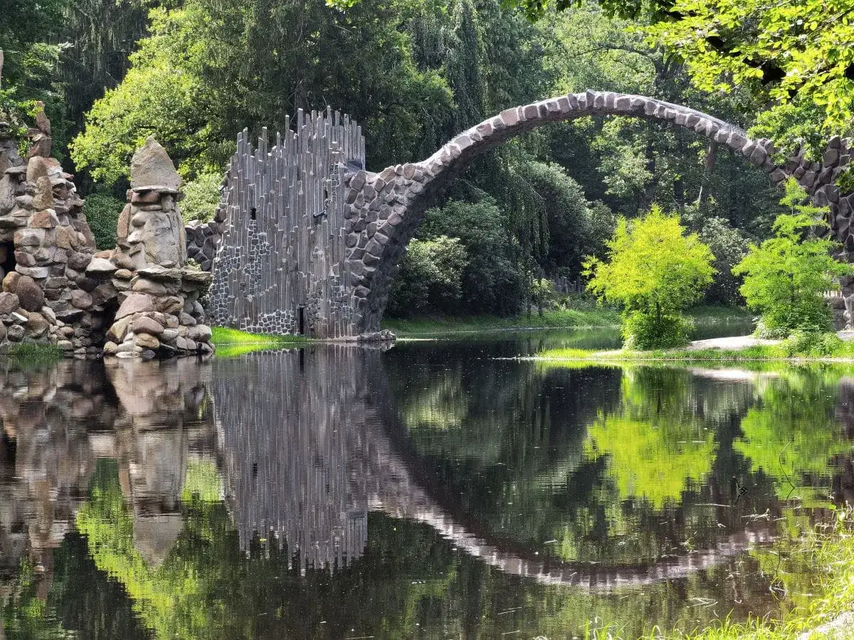 Der Rakotzbr&uuml;cke, ein magisches Bauwerk, ist ein Muss f&uuml;r Ausflugsziele Oberlausitz. Seine Spiegelung im Wasser ist atemberaubend.