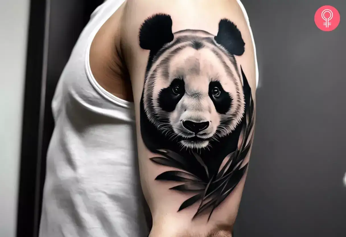 Realistyczny tatuaż pandy na ramieniu. To zwierzę symbolizuje spok&oacute;j, harmonię i siłę. Tatuaż panda znaczenie jest głębokie.