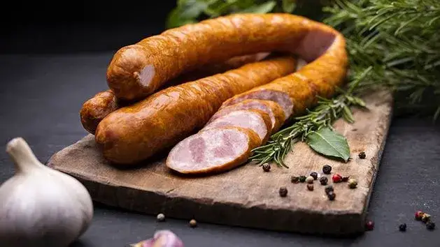 różne rodzaje kiełbasy polskiej do smażenia i pieczenia