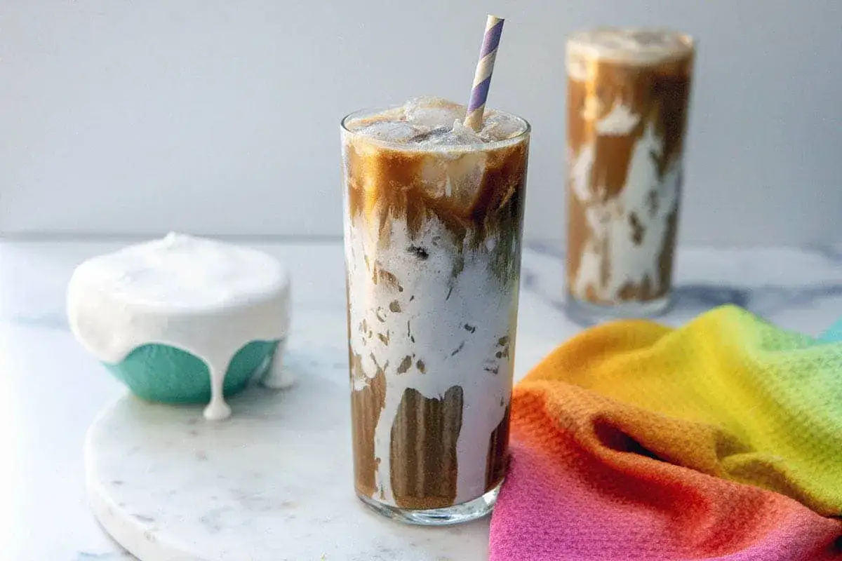 En h&auml;rlig iskaffe med mj&ouml;lk som rinner ner l&auml;ngs glaset. Perfekt f&ouml;r ett enkelt frappe recept.