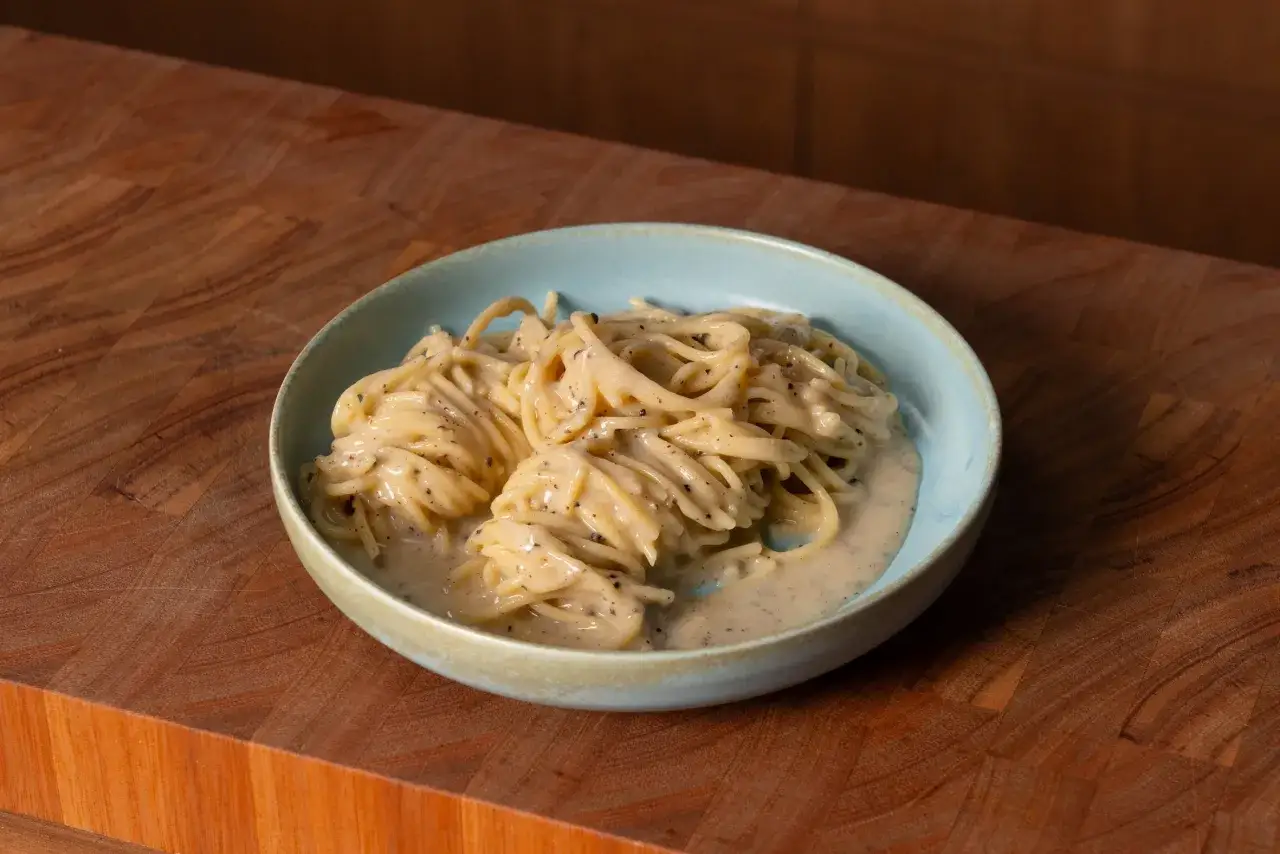 Pyszne spaghetti Cacio e Pepe, proste i szybkie w przygotowaniu. Idealne na każdy posiłek.