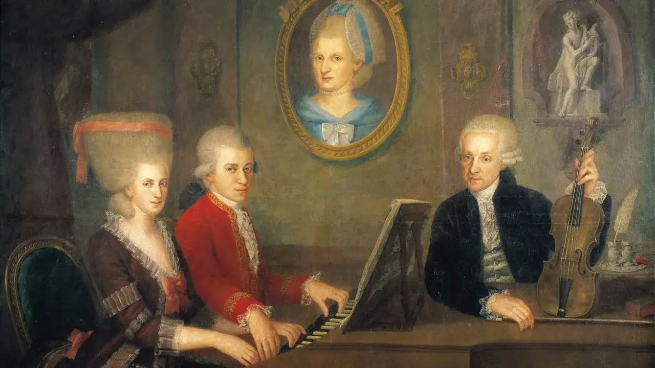 Constanze Mozart und ihre Familie musizieren. Ein Mann spielt Klavier, eine Frau sitzt daneben, ein anderer Mann hält eine Violine.