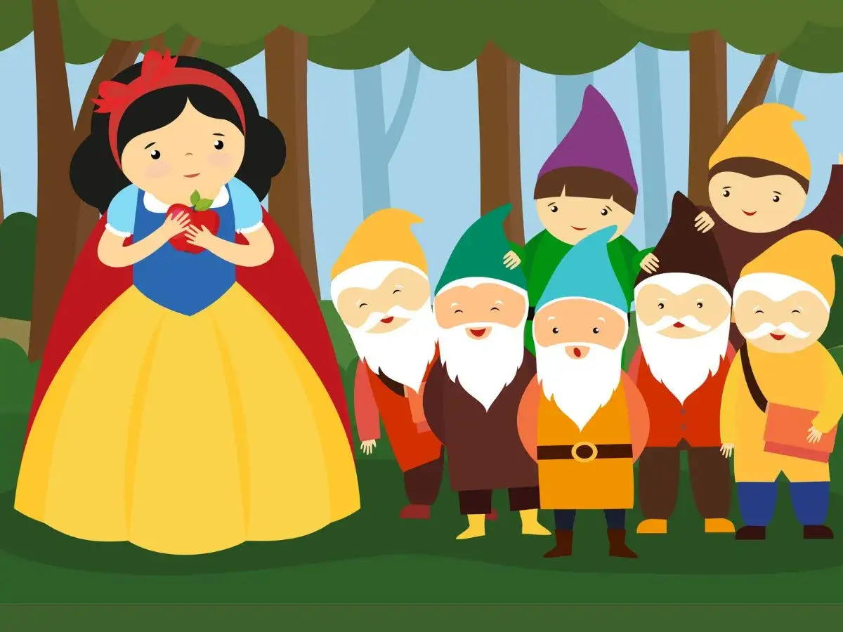 Blancanieves, con su vestido amarillo y capa roja, sostiene una manzana roja rodeada por los siete enanitos.