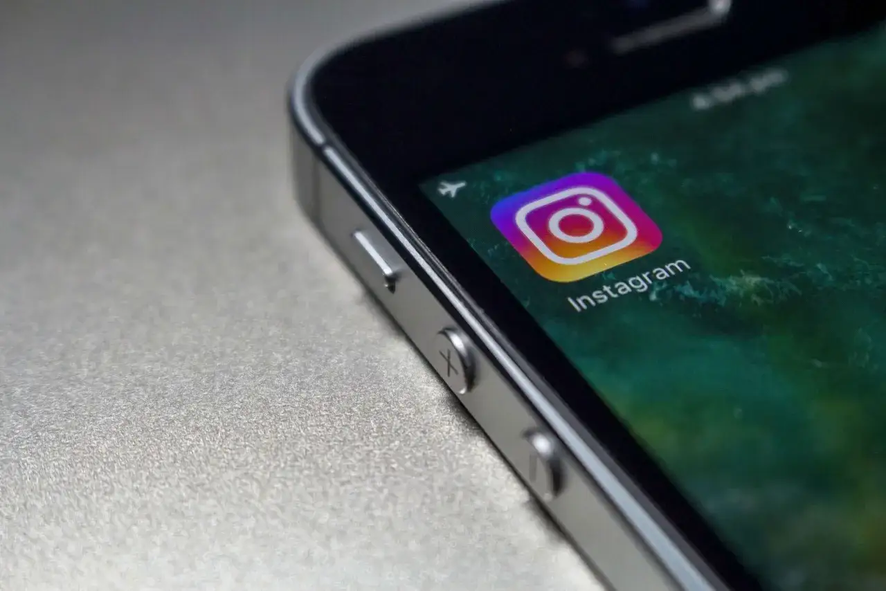 Osoba pozująca do zdjęcia na Instagramie, dynamiczna poza