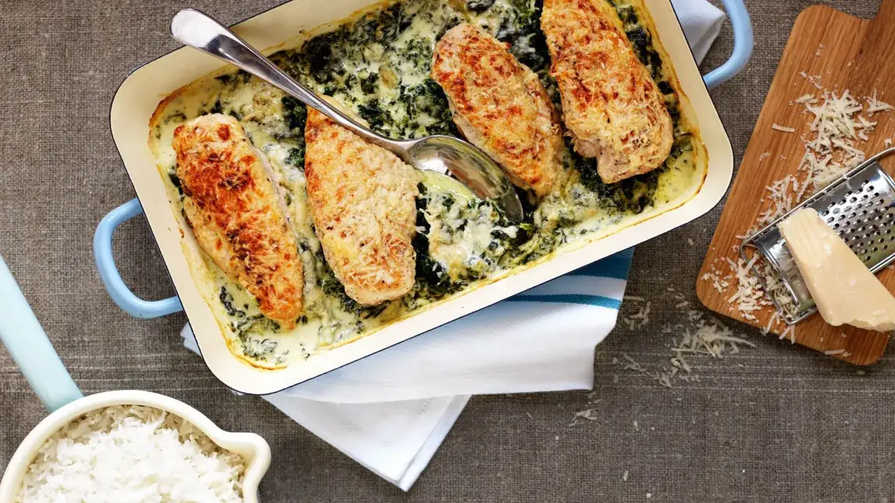 Ugnsbakad kycklingfil&eacute; i kr&auml;mig spenats&aring;s, toppad med parmesan. En perfekt s&aring;s till kyckling som serveras med ris.