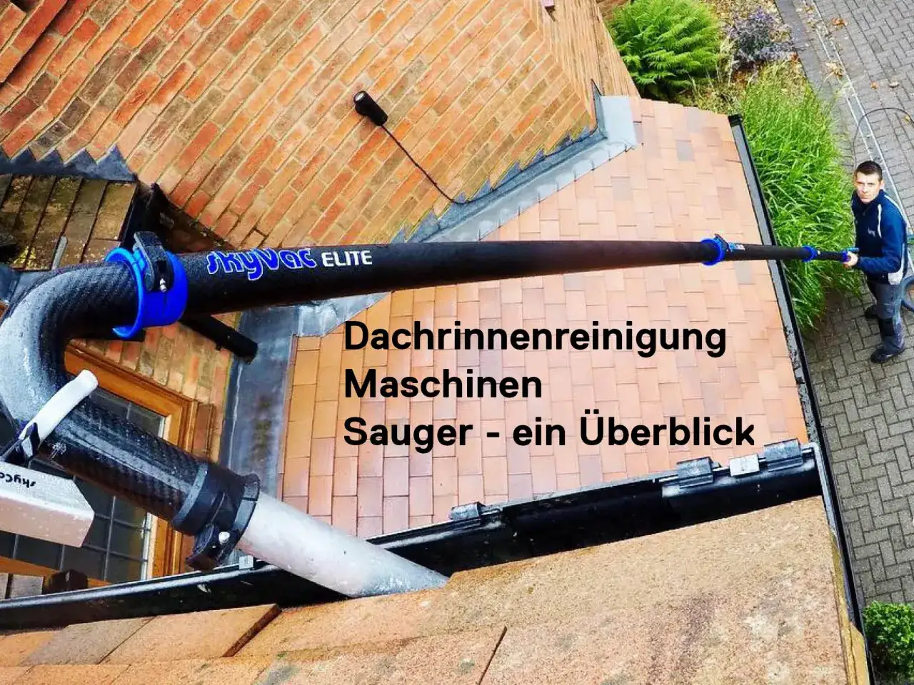 Mann mit Teleskopstange zur Dachrinnenreinigung. SkyVac Elite Sauger im Einsatz.