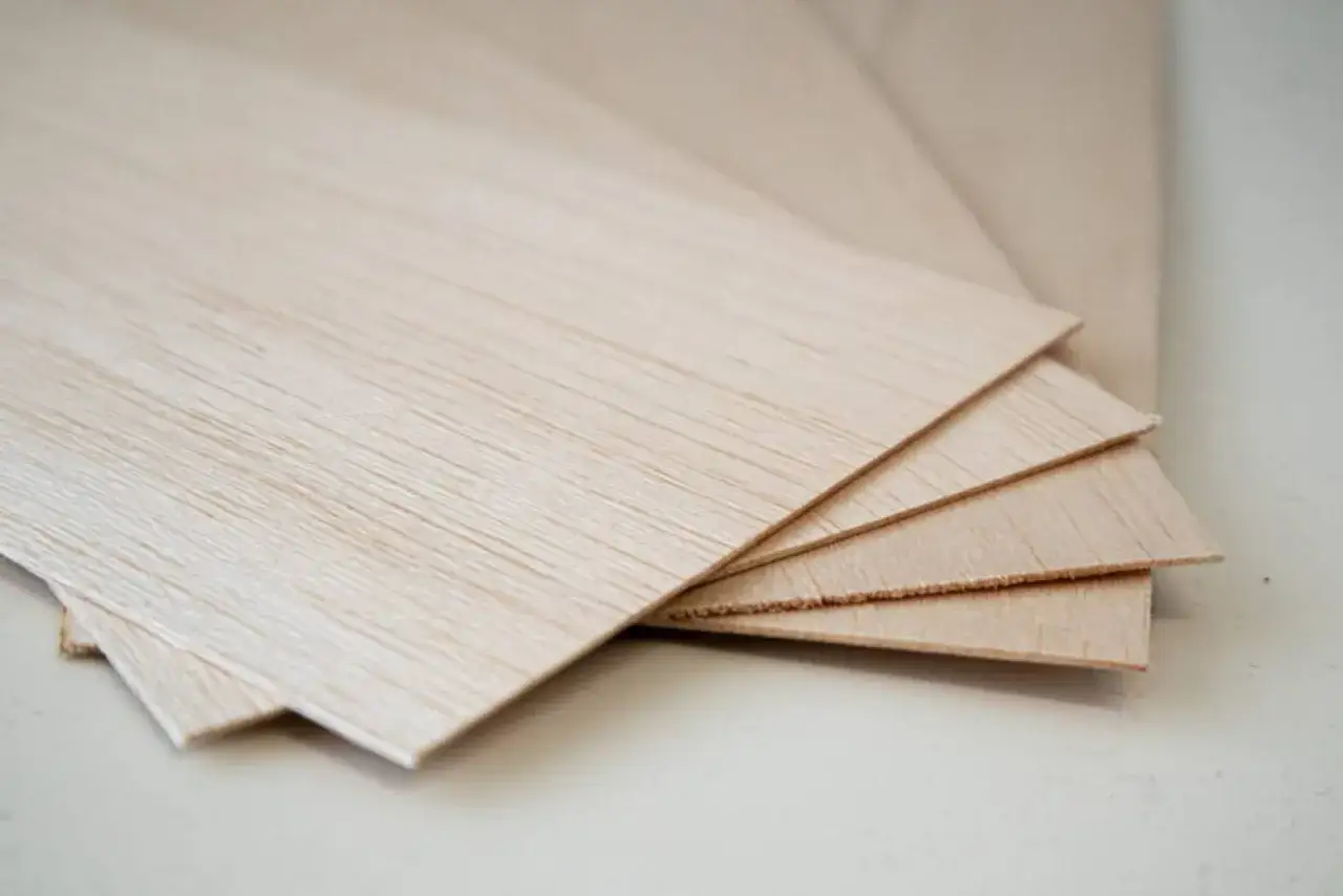 Mehrere d&uuml;nne Platten balsaholz 2mm liegen &uuml;bereinander, bereit f&uuml;r Modellbauprojekte.