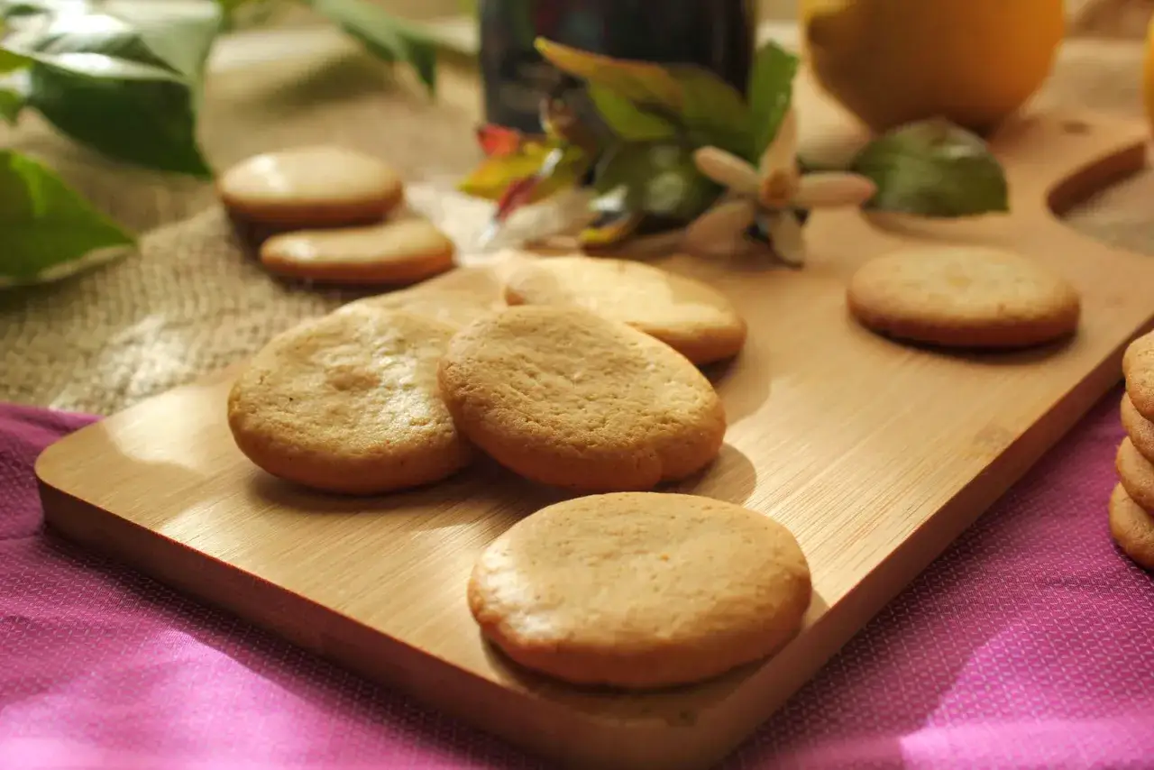 Galletas caseras de pueblo recién horneadas, doradas y crujientes, listas para disfrutar.