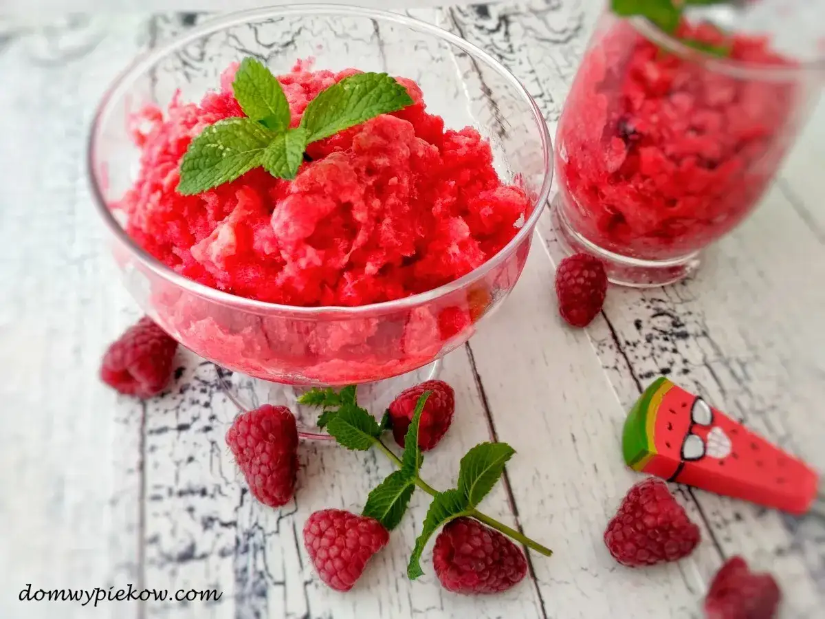 Malinowa granita przepis. Orzeźwiający deser z malinami i miętą, idealny na upalne dni.