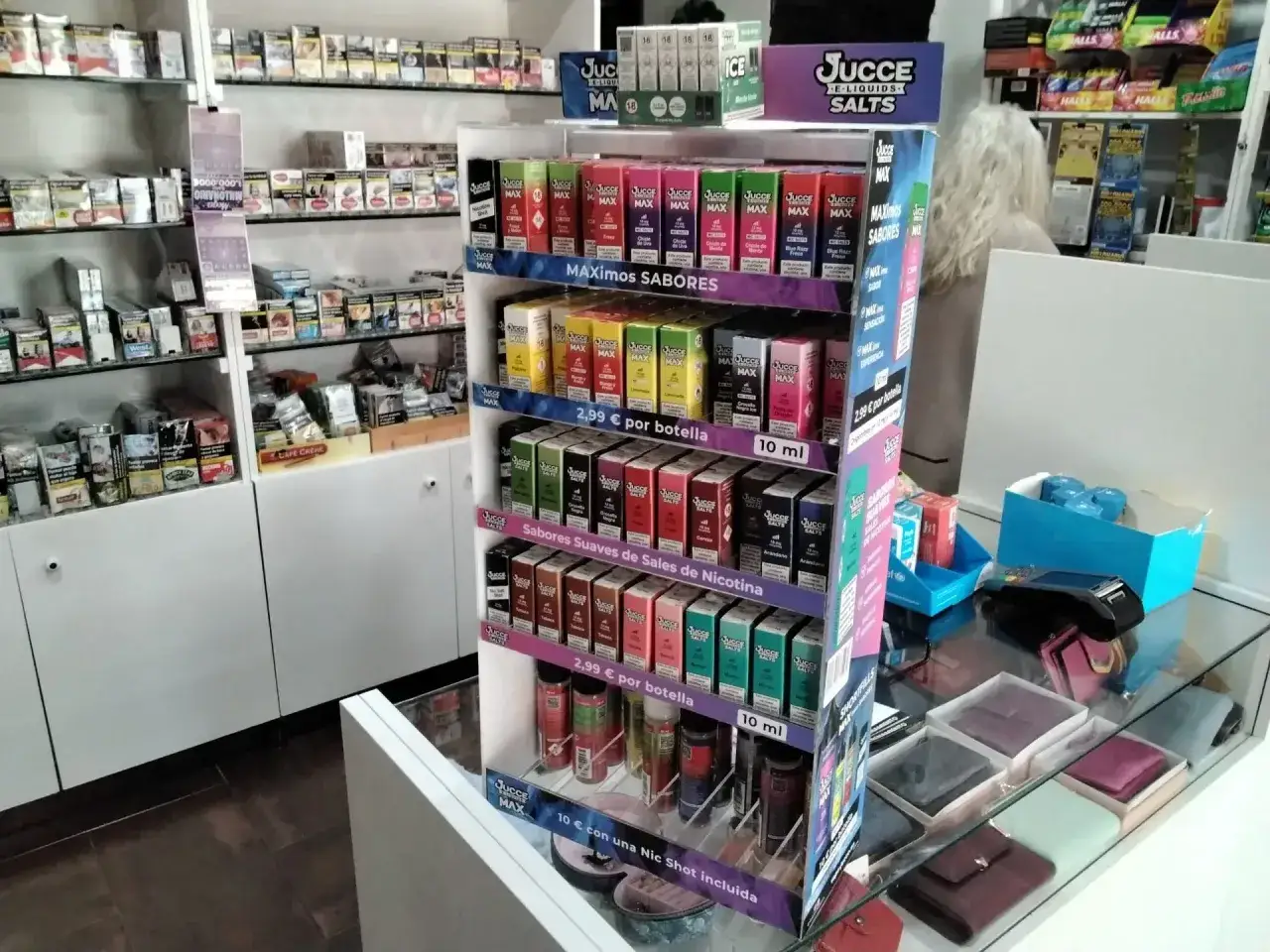 Estantería llena de líquidos para vapear de varios sabores y marcas. Aquí puedes encontrar dónde comprar líquidos para vapear.