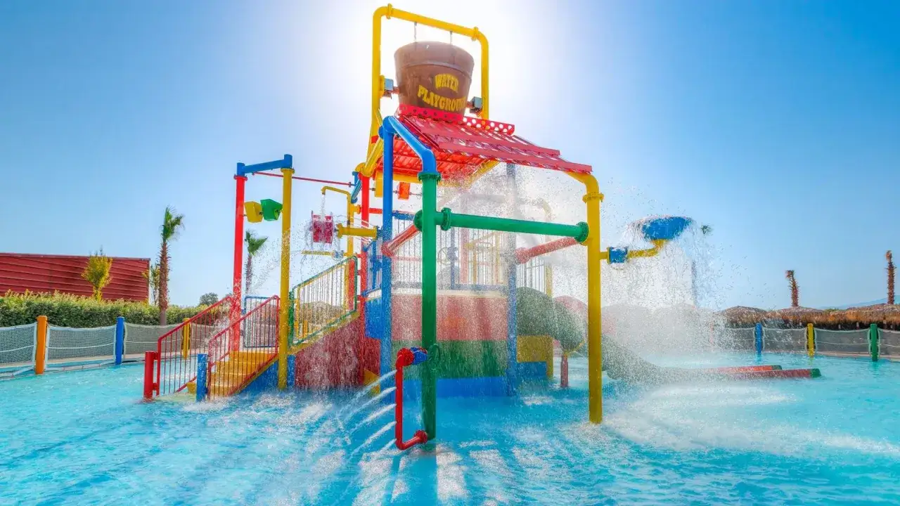 Kolorowy plac zabaw wodny z wodospadami i zjeżdżalniami. Idealne miejsce na wakacje, jak sugerują opinie o Blue Lagoon Resort.