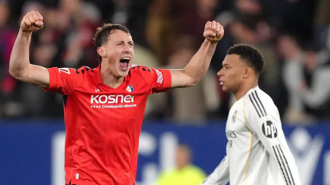 Piłkarz w czerwonej koszulce świętuje bramkę, obok niego stoi zawodnik Realu Madryt. Składy: Real Madryt &ndash; Osasuna.