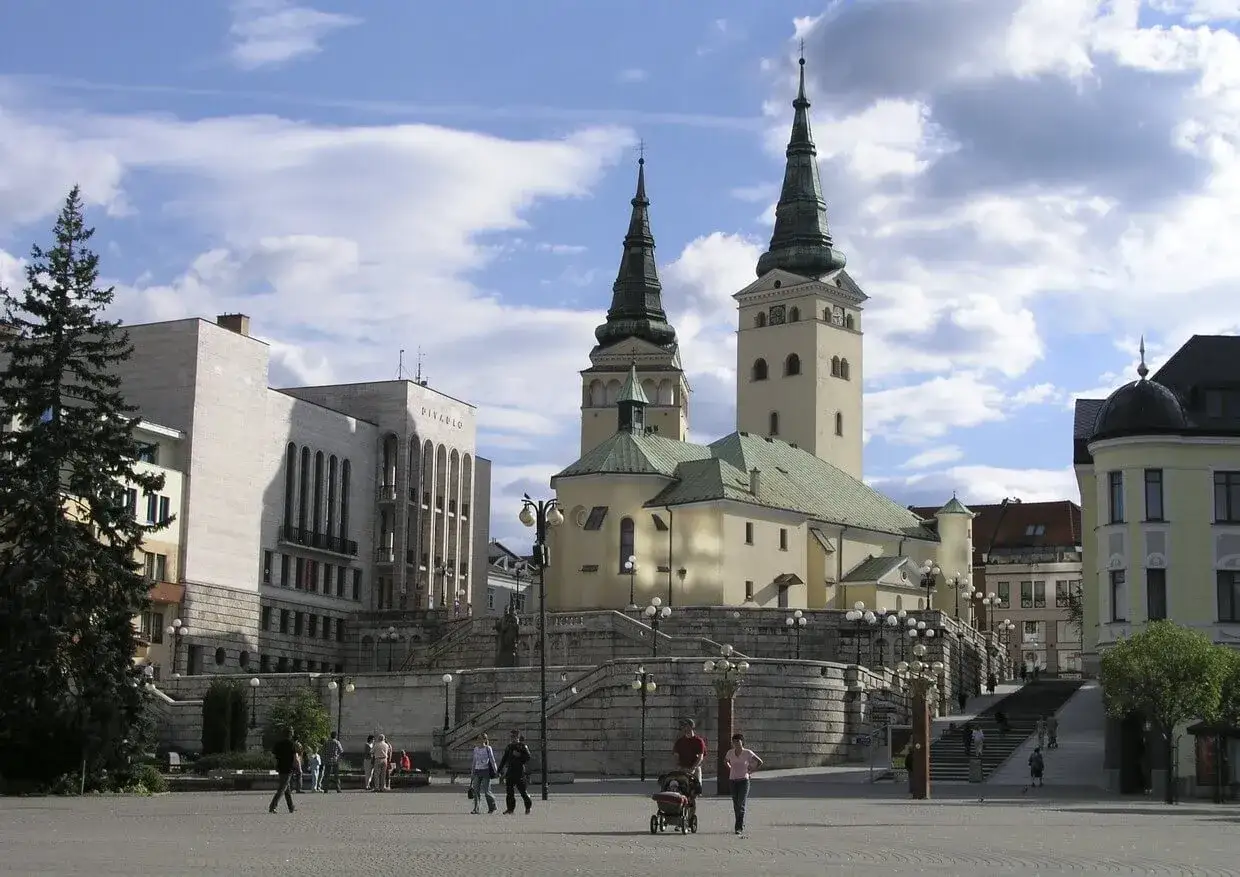 Rynek w Żylinie, z dominującą bazyliką i teatrem, to serce miasta i jego gł&oacute;wne atrakcje.