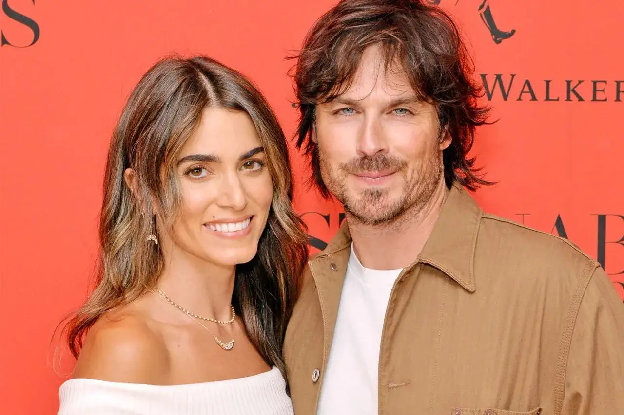 Para Ian Somerhalder dzieci, jego żona Nikki Reed uśmiecha się promiennie.