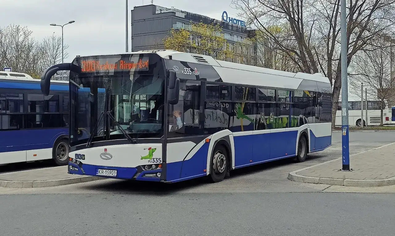 Autobus linii 300 do lotniska w Krakowie, zaparkowany obok hotelu Q.