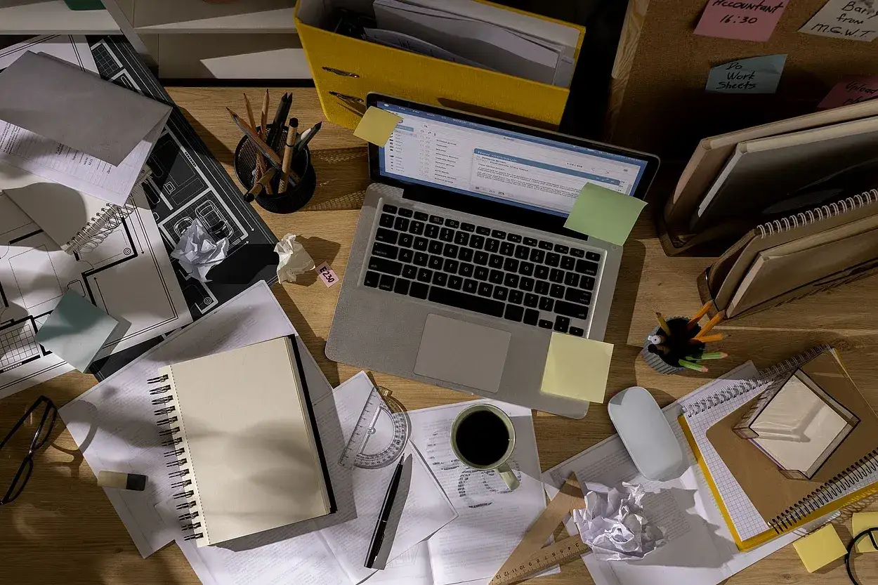 Biurko architekta: laptop, szkice, notatki, kubek kawy. Pilne zadania czekają, co to znaczy? Trzeba działać niezwłocznie!