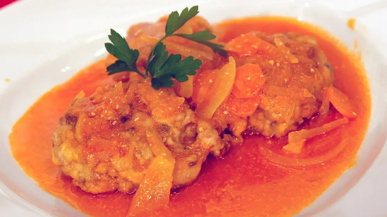 Deliciosas albóndigas de bonito en salsa de tomate con zanahoria y perejil.