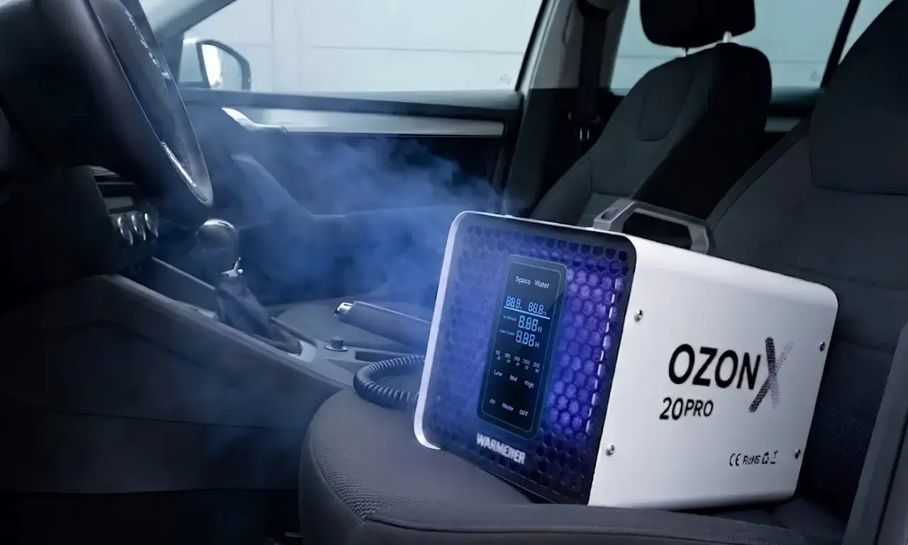 Ozonator samochodowy WARMEERER OZONX 20PRO w akcji, usuwa nieprzyjemne zapachy i odświeża wnętrze auta.