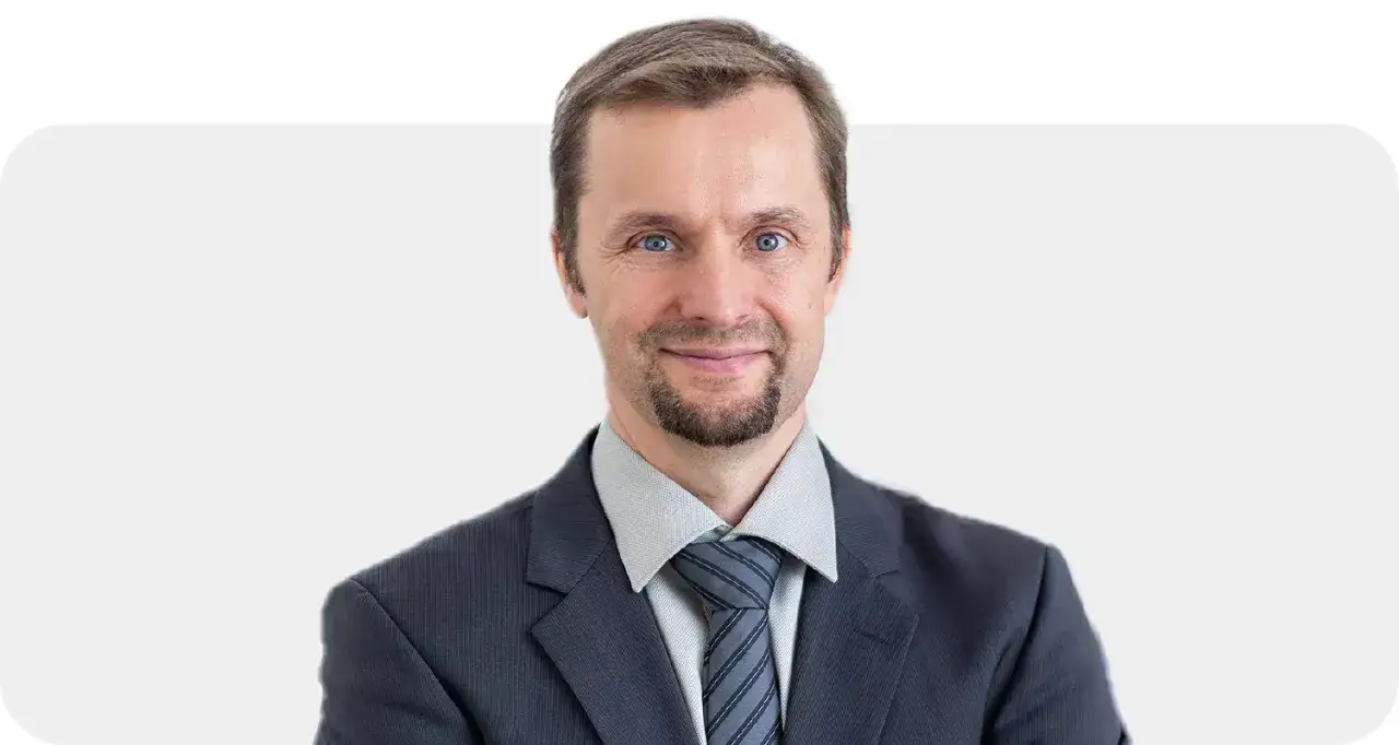 Ein Anwalt für Versicherungsrecht bietet kostenlose Erstberatung. Er trägt einen Anzug und eine Krawatte.