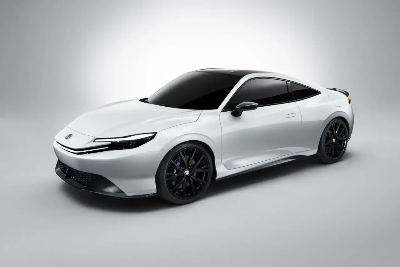Honda Prelude 2026, un coup&eacute; deportivo blanco con techo negro, llantas negras y detalles azules.