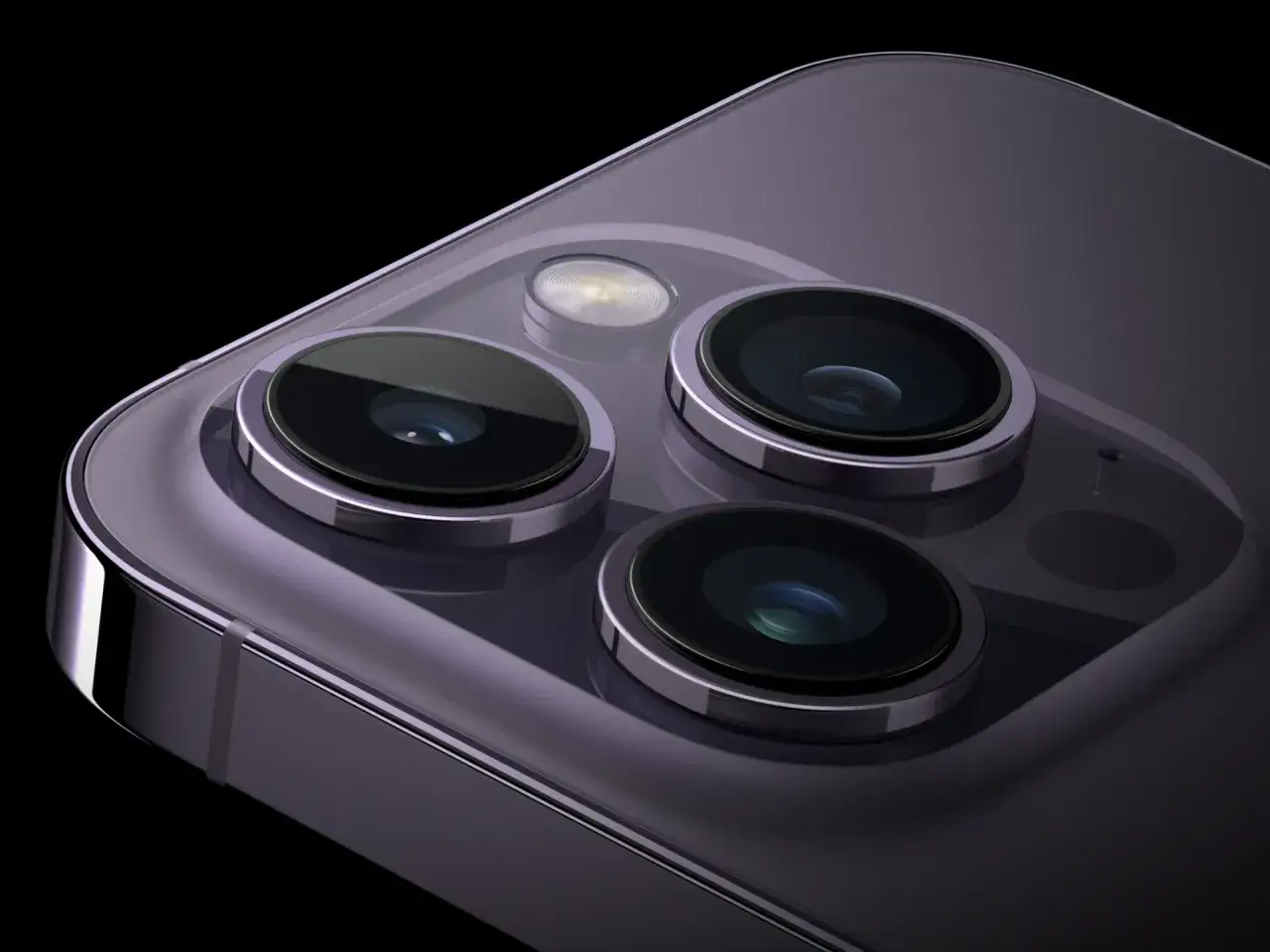 Zbliżenie na moduł aparatów iPhone'a 15. Zastanawiasz się, ile megapikseli ma iPhone 15? Ten model oferuje imponującą jakość zdjęć.