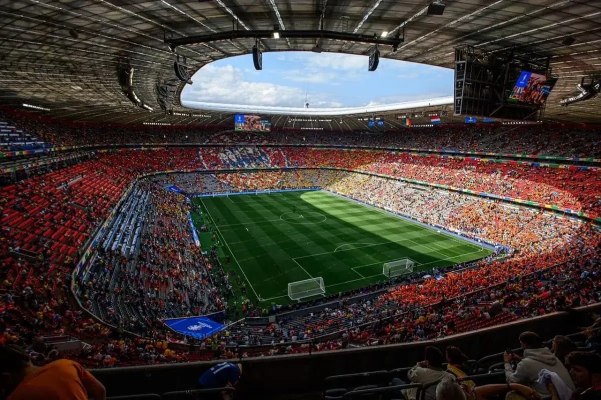 Stadion wypełniony kibicami w barwach czerwonych i pomarańczowych. Atmosfera meczu st. pauli – bayern jest gorąca.