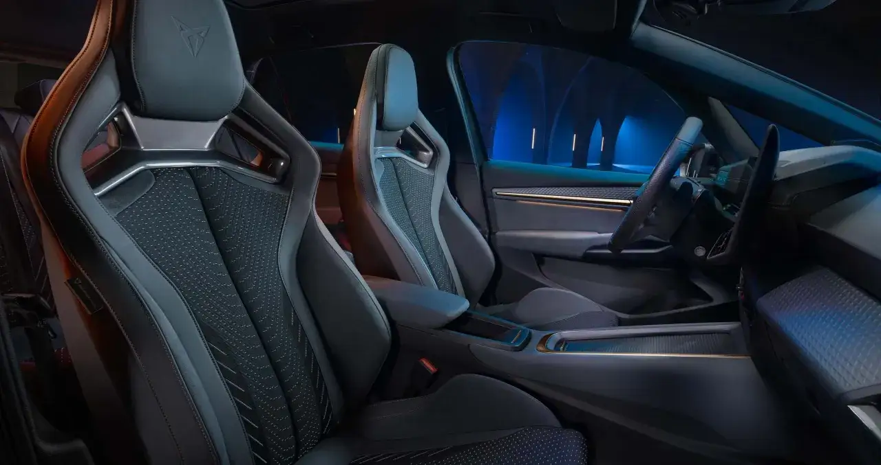 Intérieur sportif du Cupra Born VZ avec sièges baquets, éclairage d'ambiance et design moderne.