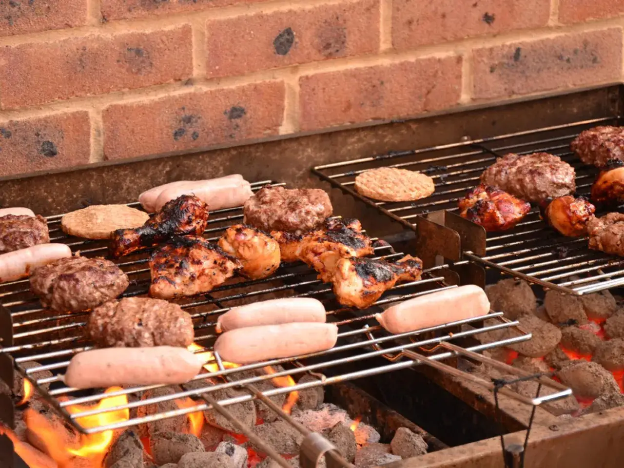 Hamburguesas, salchichas y pollo a la parrilla, un clásico que define qué es BBQ. El carbón ardiente aporta el sabor ahumado perfecto.