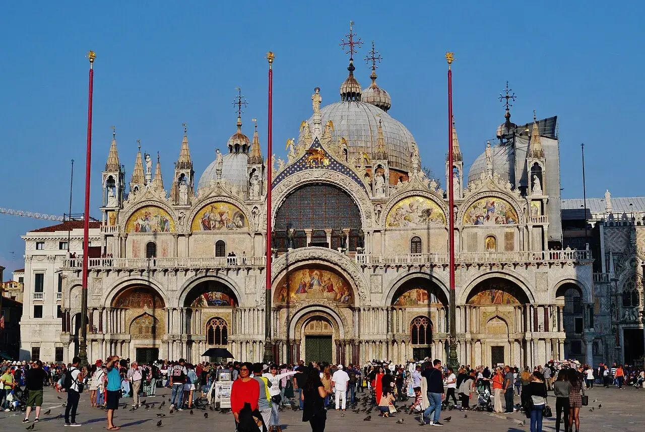 La Basilica di San Marco a Venezia, un capolavoro di architettura bizantina, testimonia secoli di storia e arte.