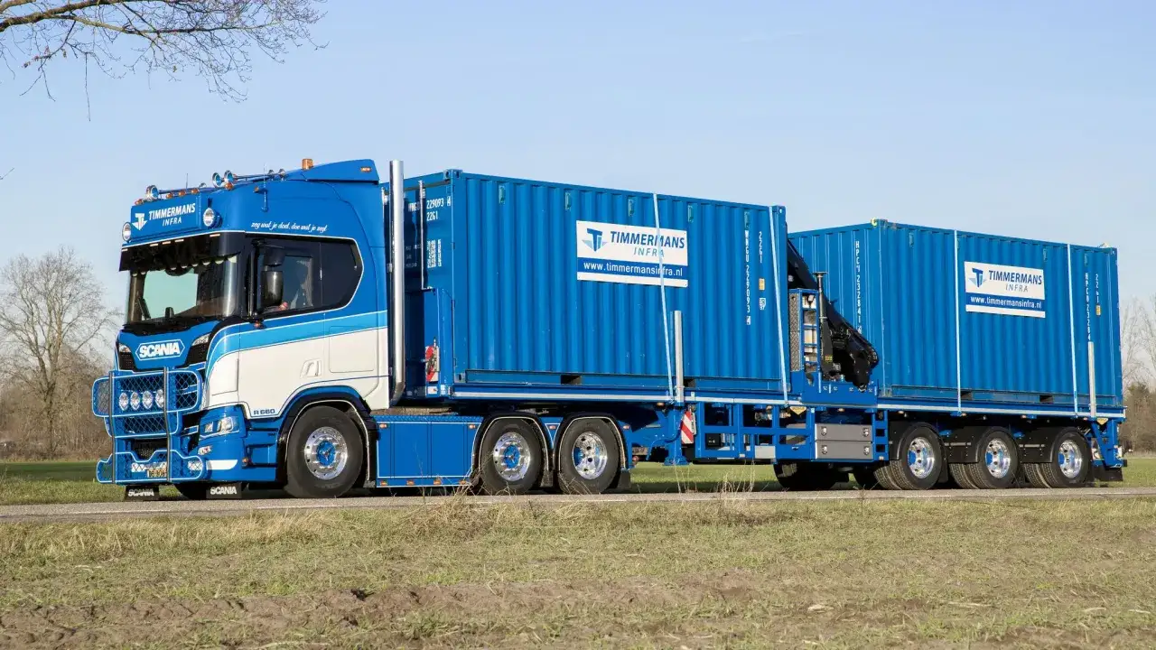 Nowa Scania R 660 z dwoma kontenerami. Zastanawiasz się, ile kosztuje nowa Scania? Ten potężny pojazd transportowy robi wrażenie.
