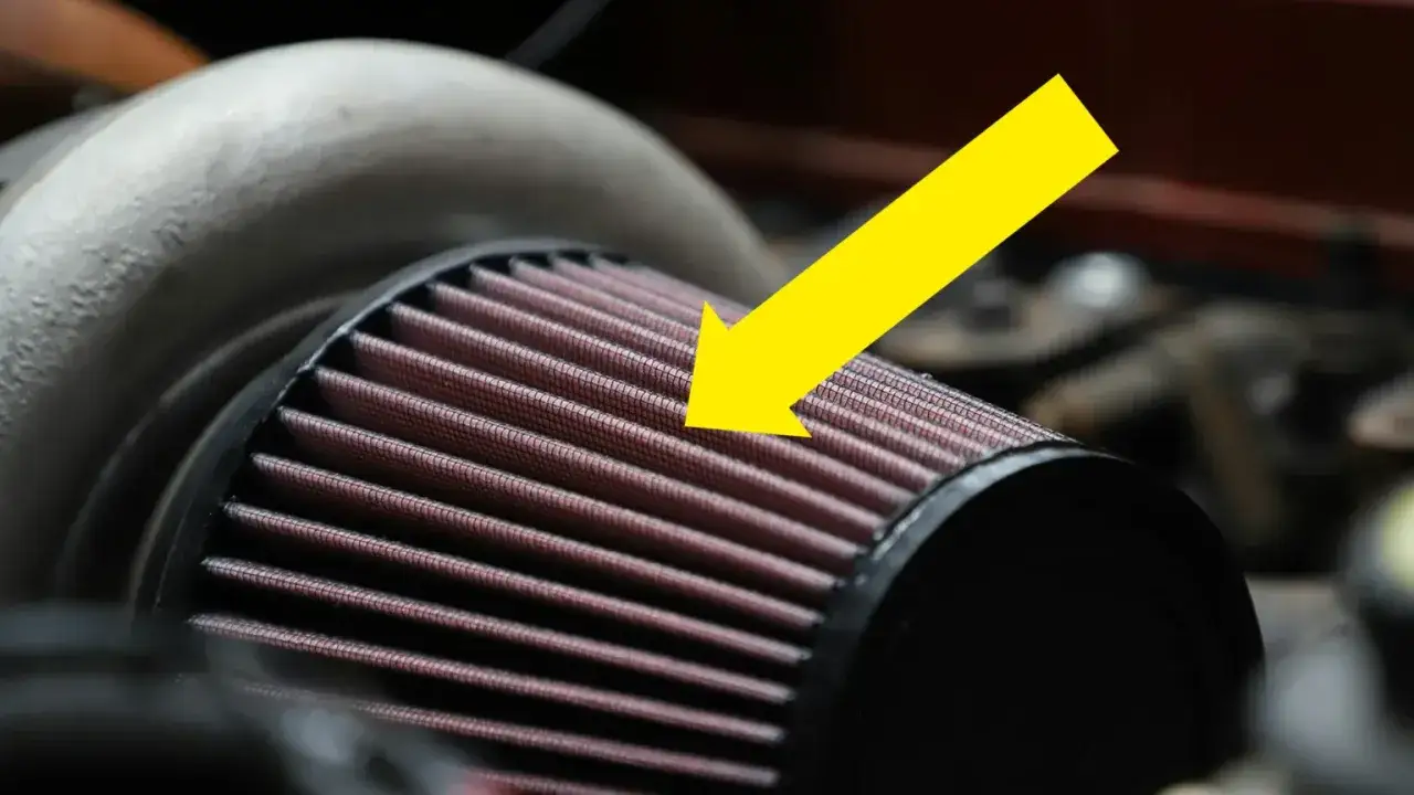 Gul pil pekar p&aring; ett igensatt luftfilter. Symtom p&aring; igensatt luftfilter kan vara minskad motoreffekt.
